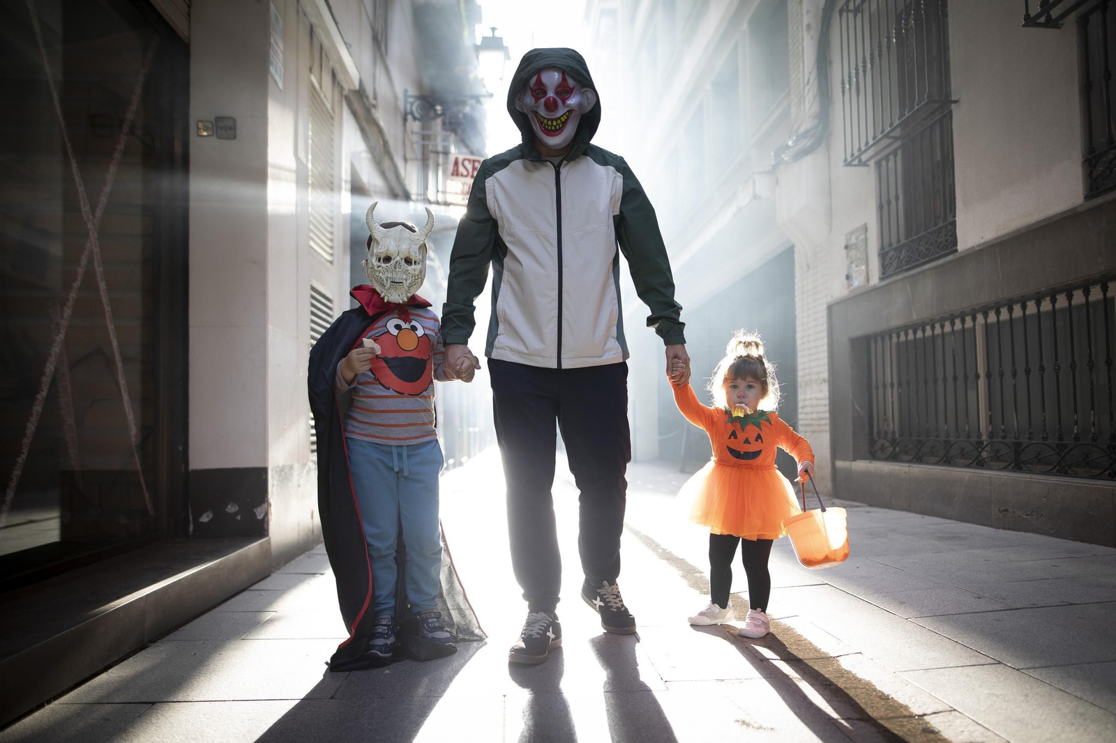 "Así fue la noche de Halloween en Granada: disfraces, truco y trato"