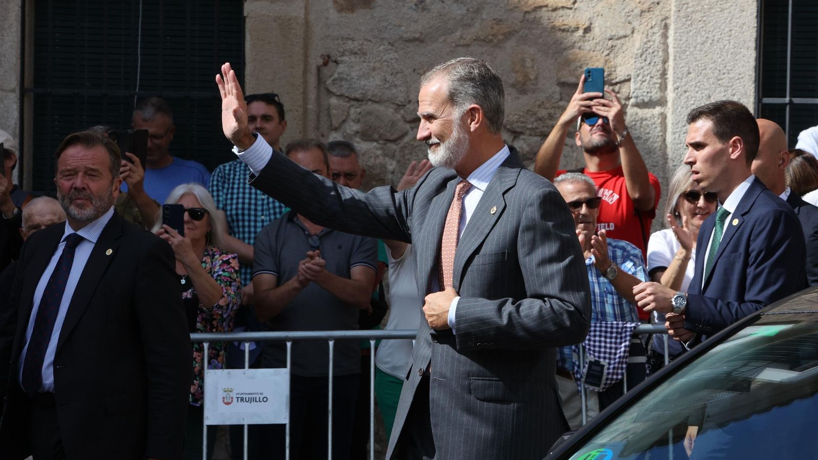 Felipe VI saluda a su llegada al encuentro de Academias Hispanoamericanas de la Historia en Trujillo.
