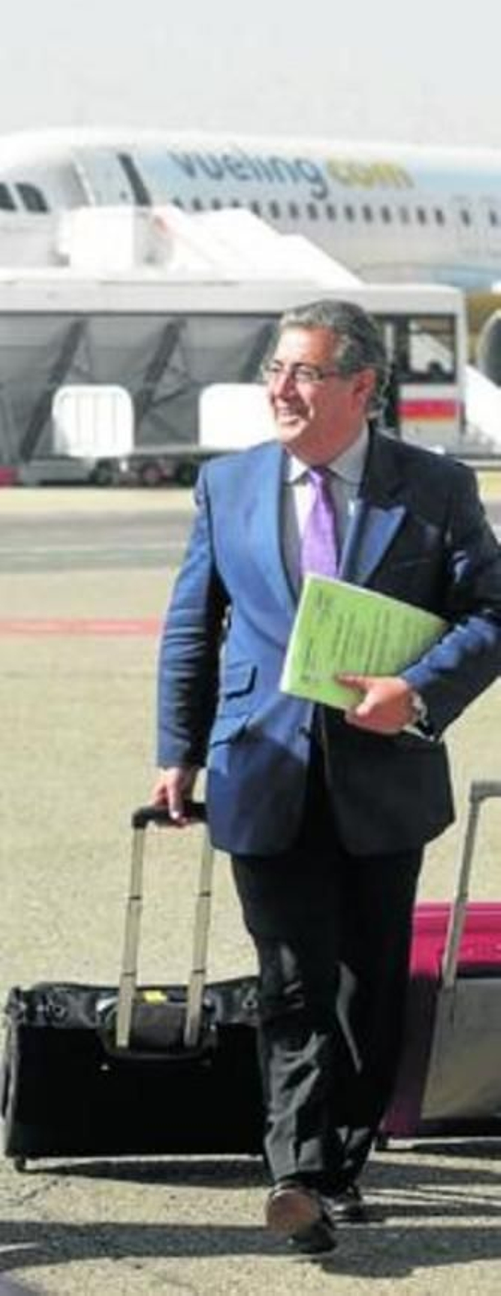 Juan Ignacio Zoido recorre a pie la pista del aeródromo.