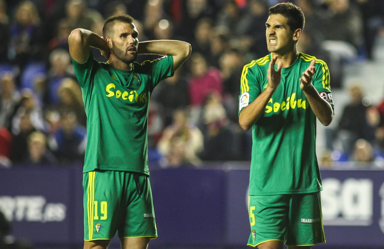 Ortuño se lleva las manos a la nuca en el encuentro con el Levante.