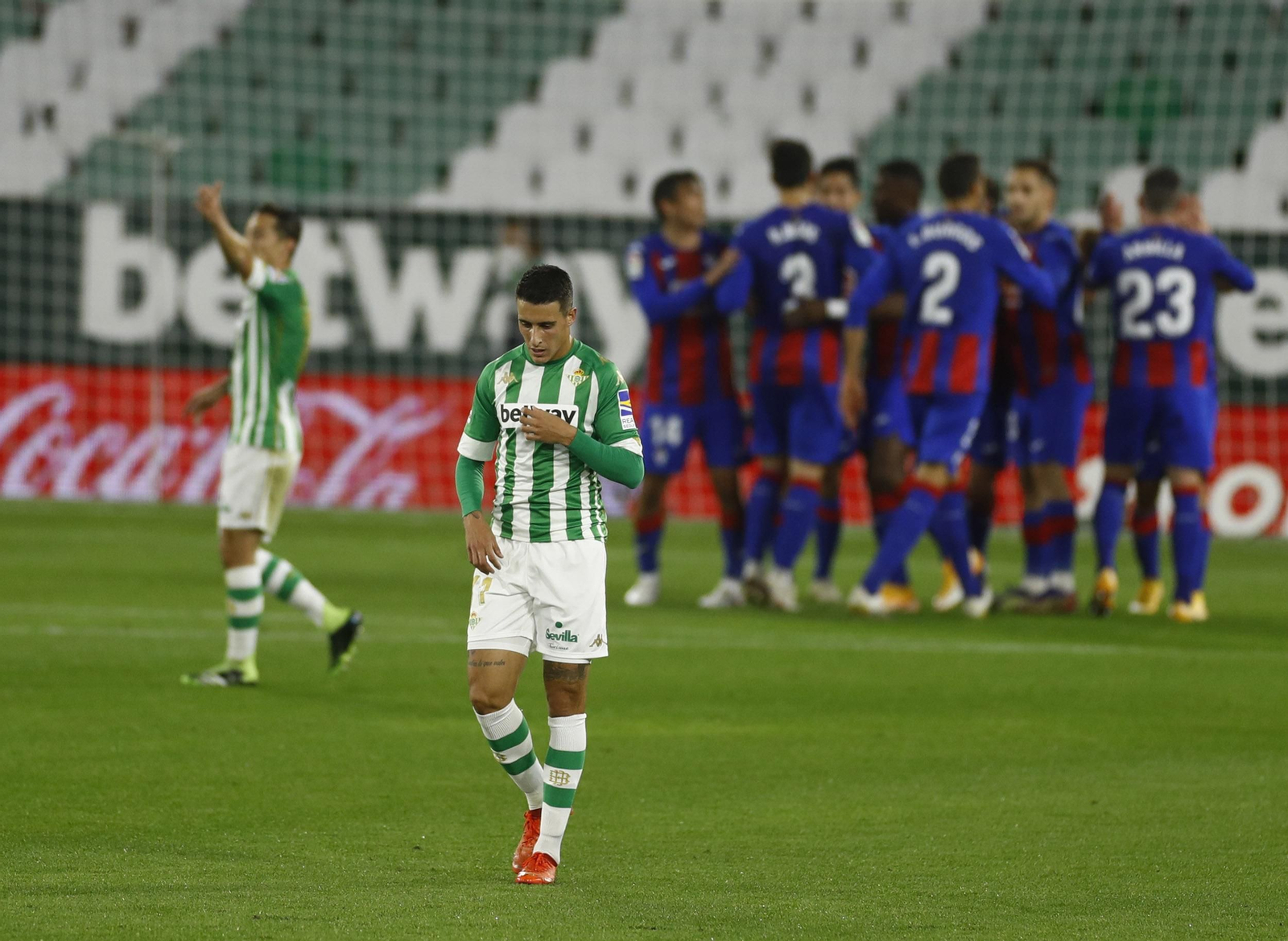 Tello, decepcionado mientra el Eibar festeja detrás.