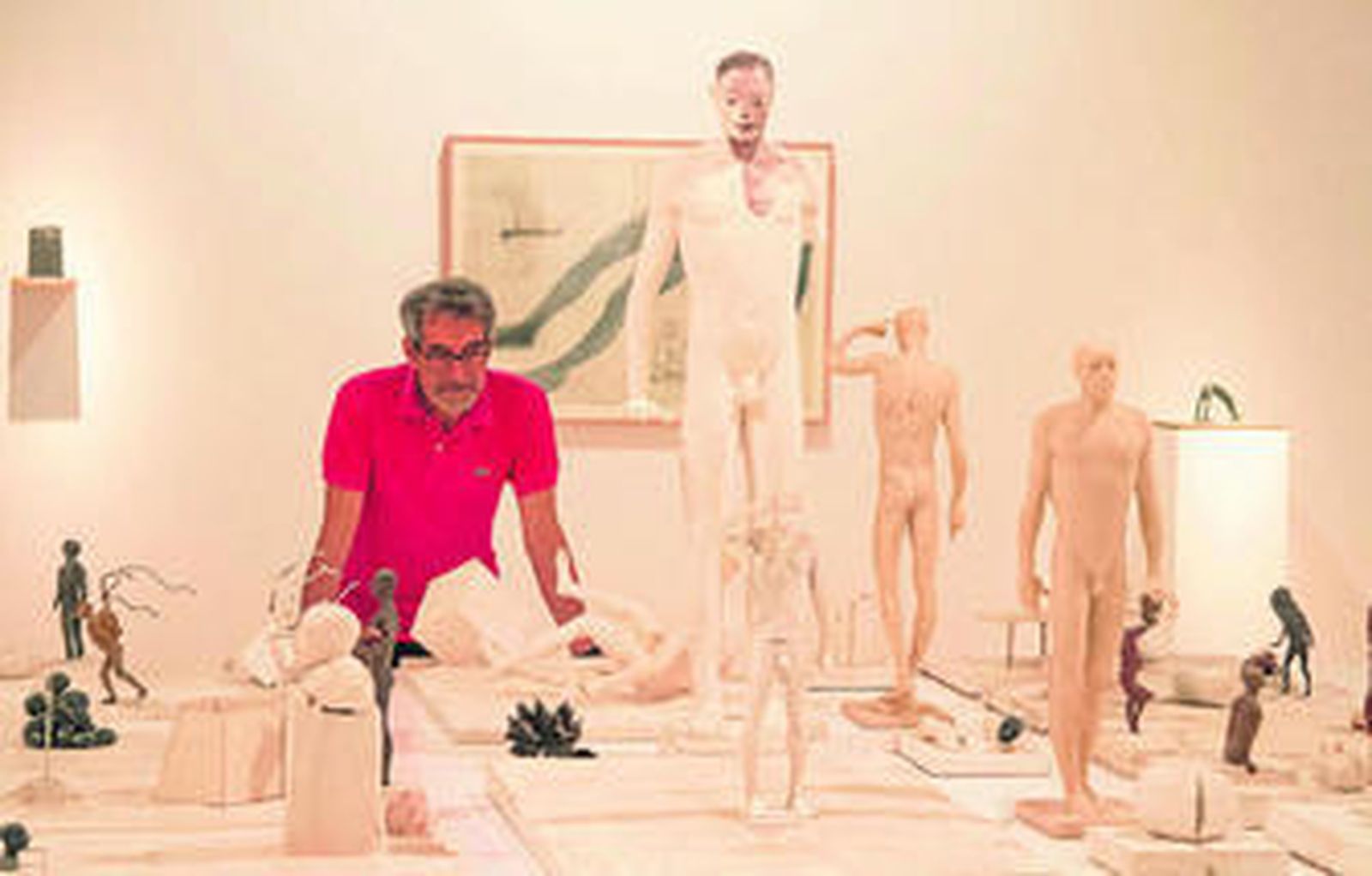 Carlos Montaño, ante el conjunto de esculturas que forma parte de la exposición de la Casa de la Provincia.