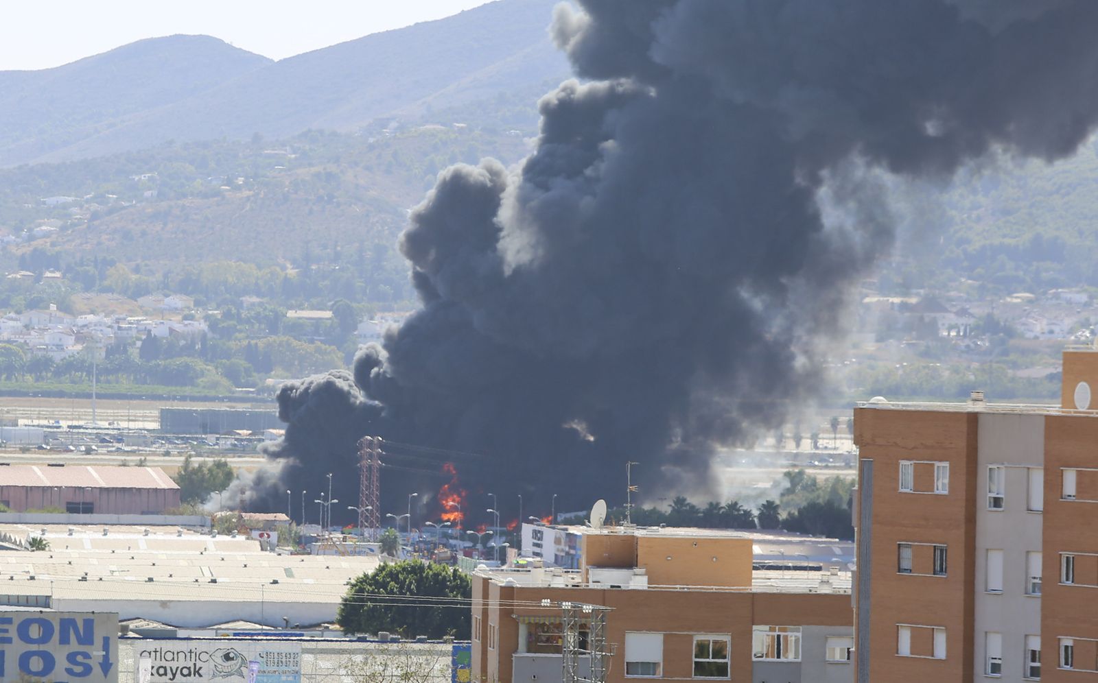El incendio en el polígono Guadalhorce de Málaga, en fotos