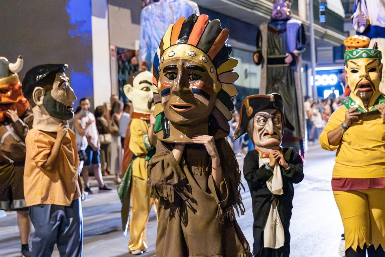 Pasacalles inaugural, fuegos artificiales e iluminación de la portada de feria y del recinto ferial de la Feria de San Bartolomé en Martos