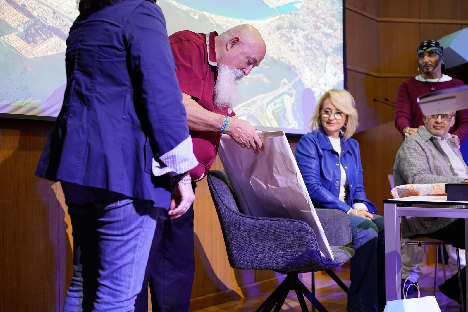 Fotos de la entrega del premio Ateneo José Román de Algeciras 2025 a Juan Moya