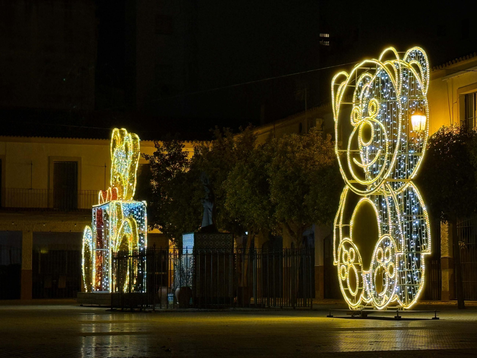 Imágenes de la ciudad de Huelva iluminada por las luces de Navidad