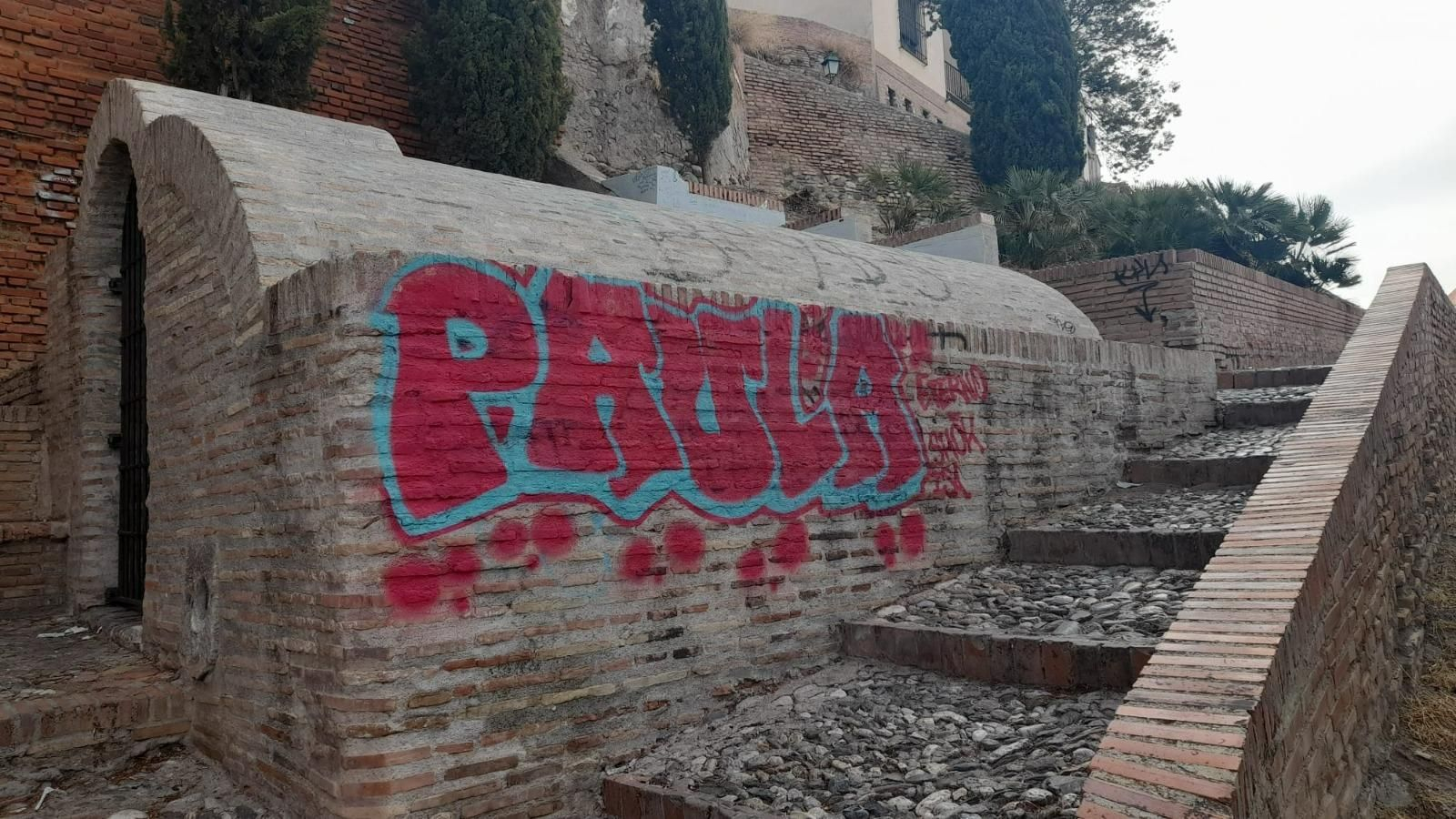 Imagen de la pintada en el aljibe, que ya ha comenzado a limpiarse