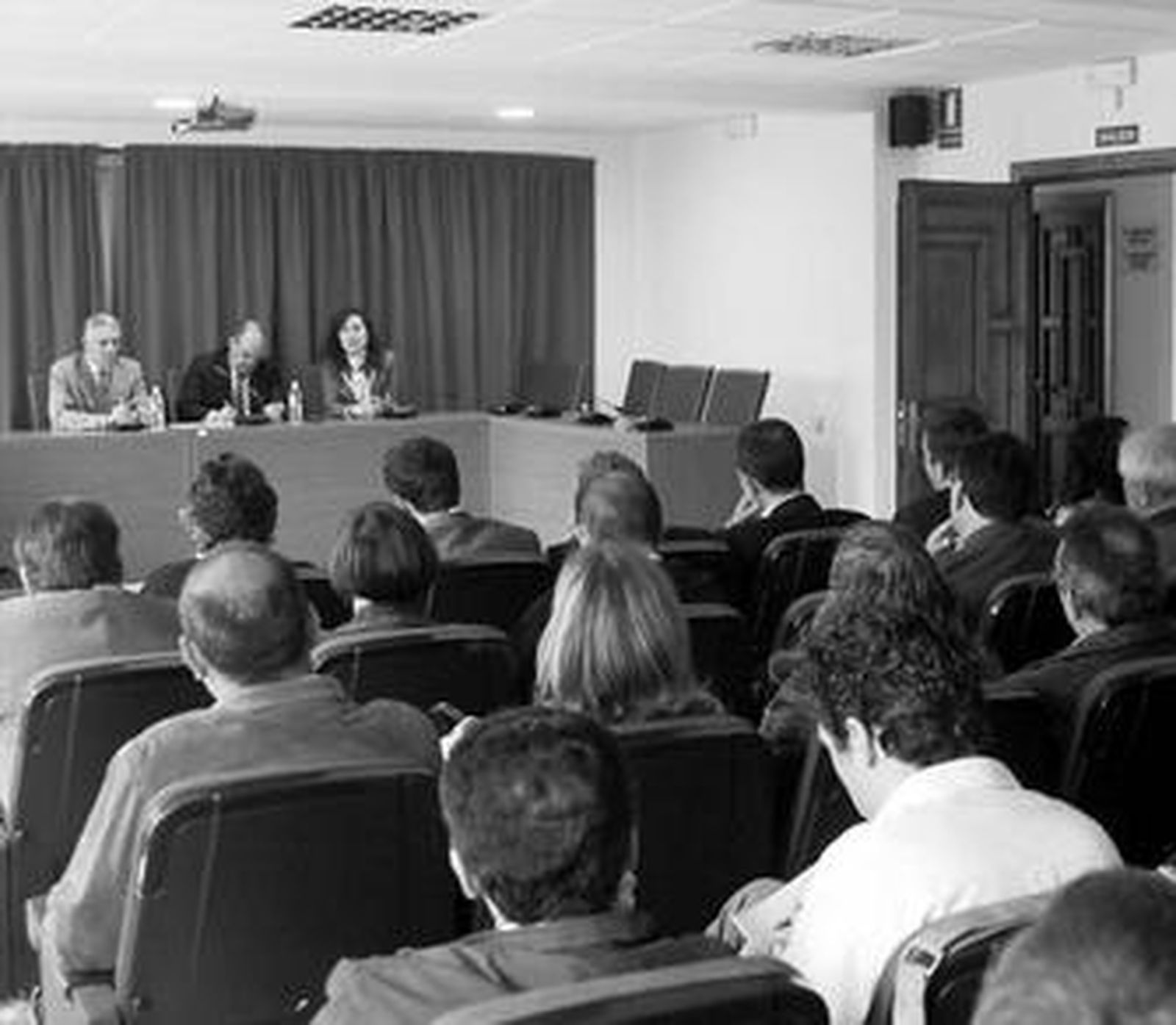 Un momento del encuentro entre empresarios y autoridades, ayer en El Bosque.