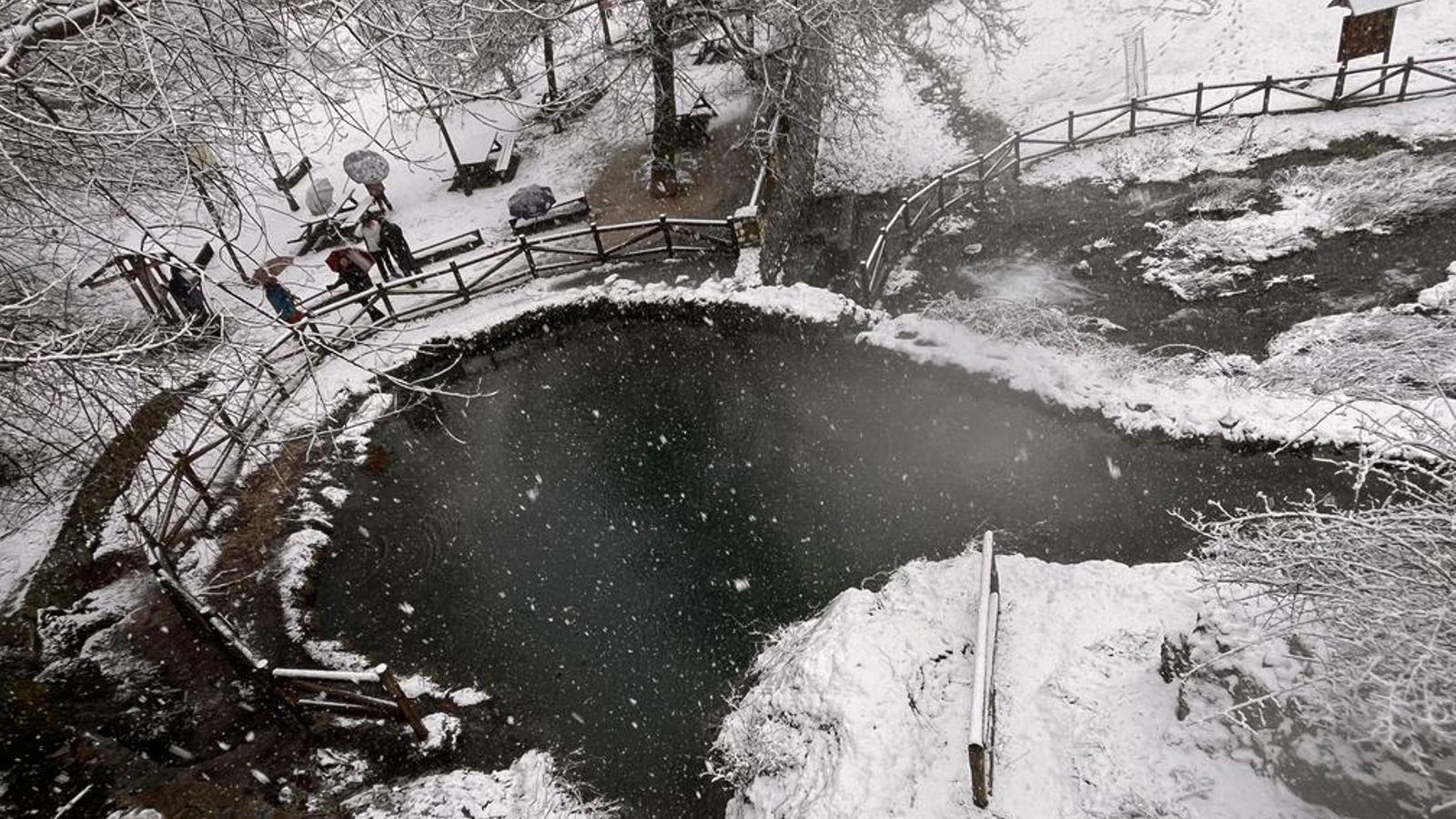 En esta época las lagunas y otras masas de agua de la Sierra de Segura presentan este aspecto helado.