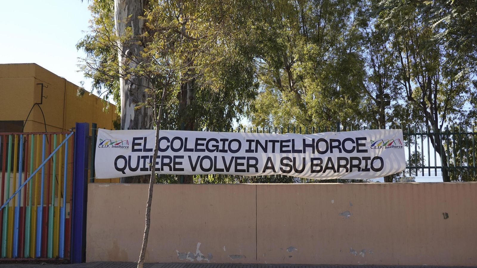 Pancarta colocada en el edificio cerrado del colegio Intelhorce. Pancarta colocada en el edificio cerrado del colegio Intelhorce.