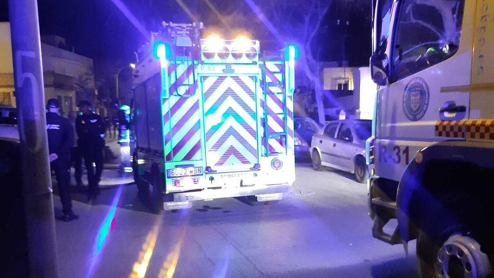 Los bomberos en la vivienda abandonada de la calle Álvar Fáñez de Jerez