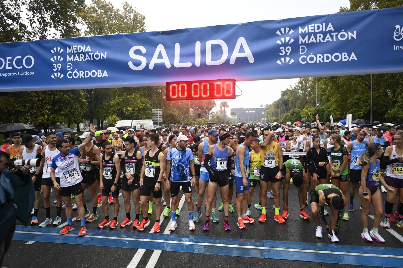Las mejores fotos de la espectacular salida de la Media Maratón de Córdoba 2025