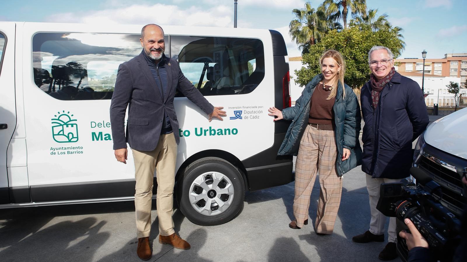 Autoridades provinciales y municipales, junto a los nuevos vehículos que se incorporan al parque móvil del Ayuntamiento de Los Barrios para el mantenimiento urbano.