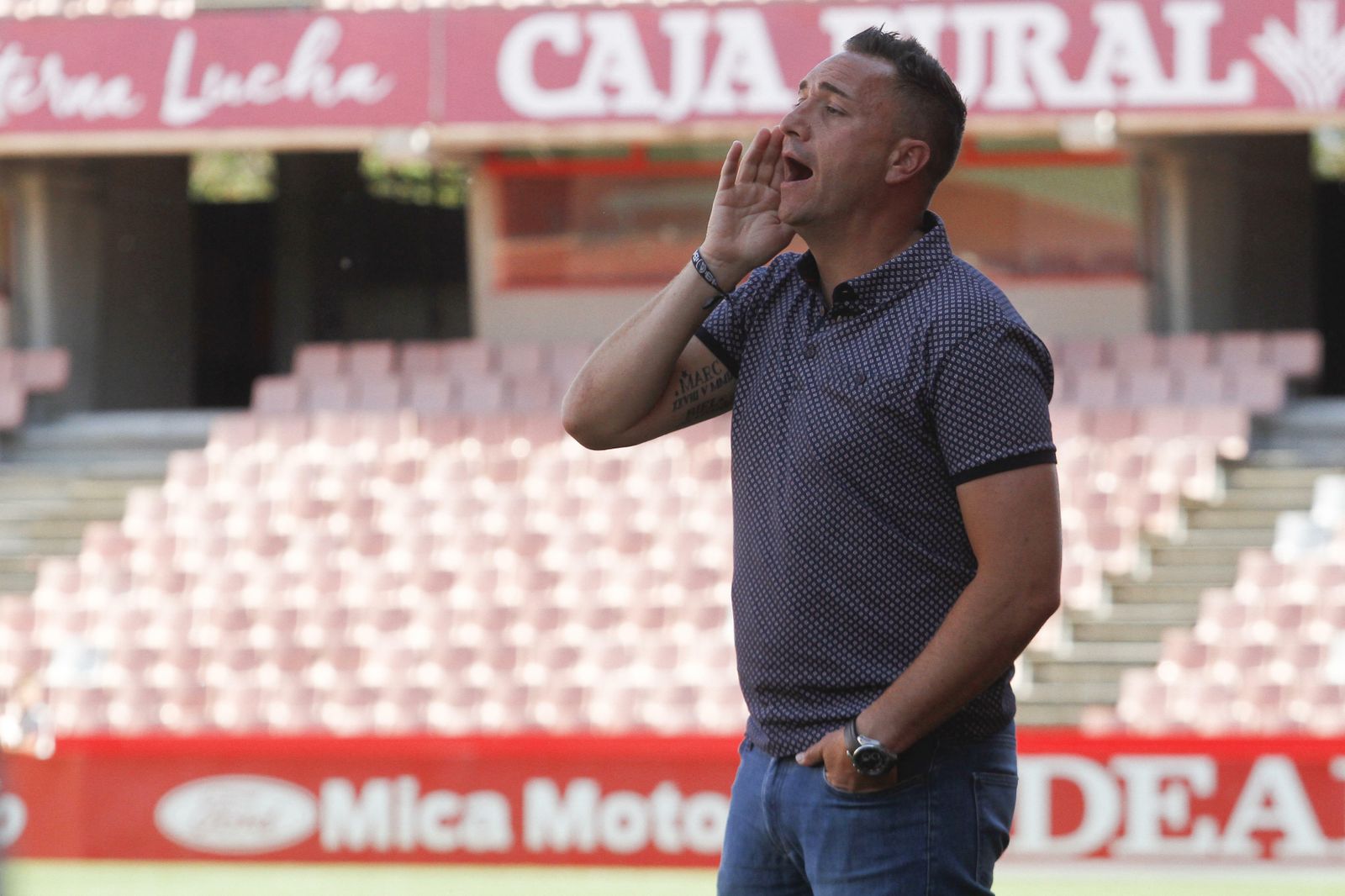 Jordi Roger da instrucciones a sus jugadores, el sábado en el Nuevo Los Cármenes