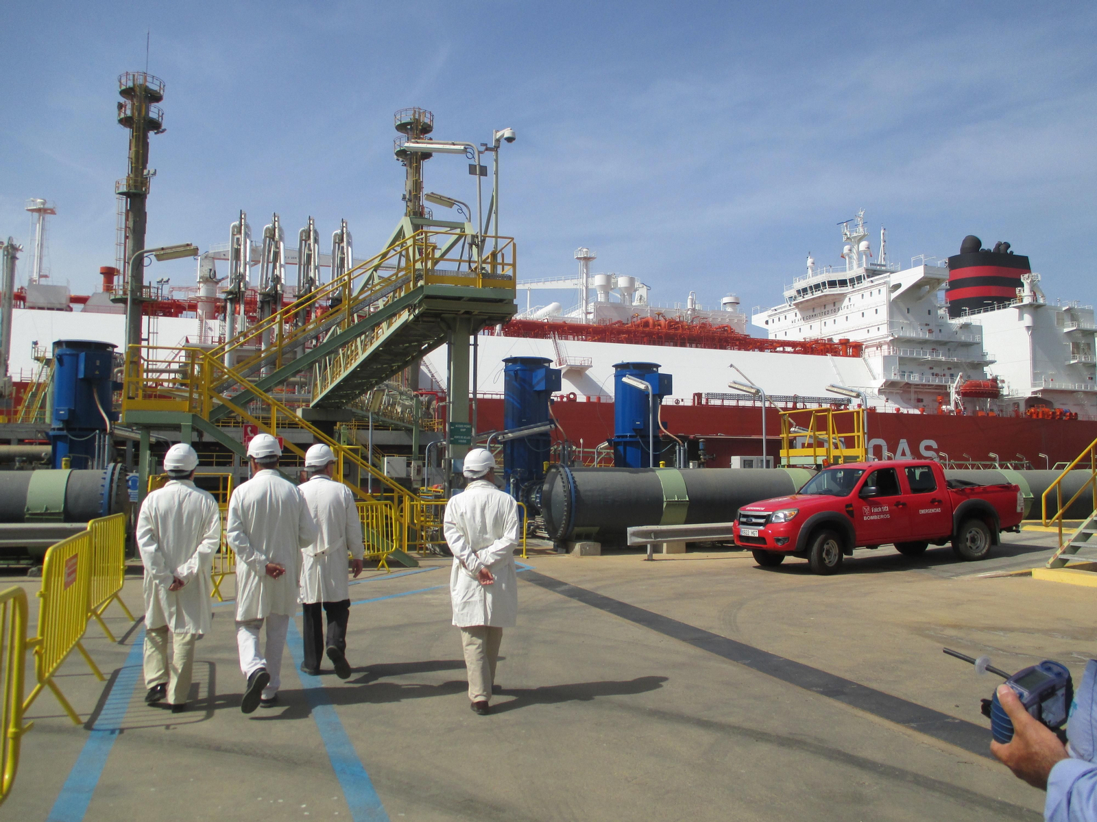 El buque 'Rioja Knutsen' descarga 152.000 metros cúbicos de GNL