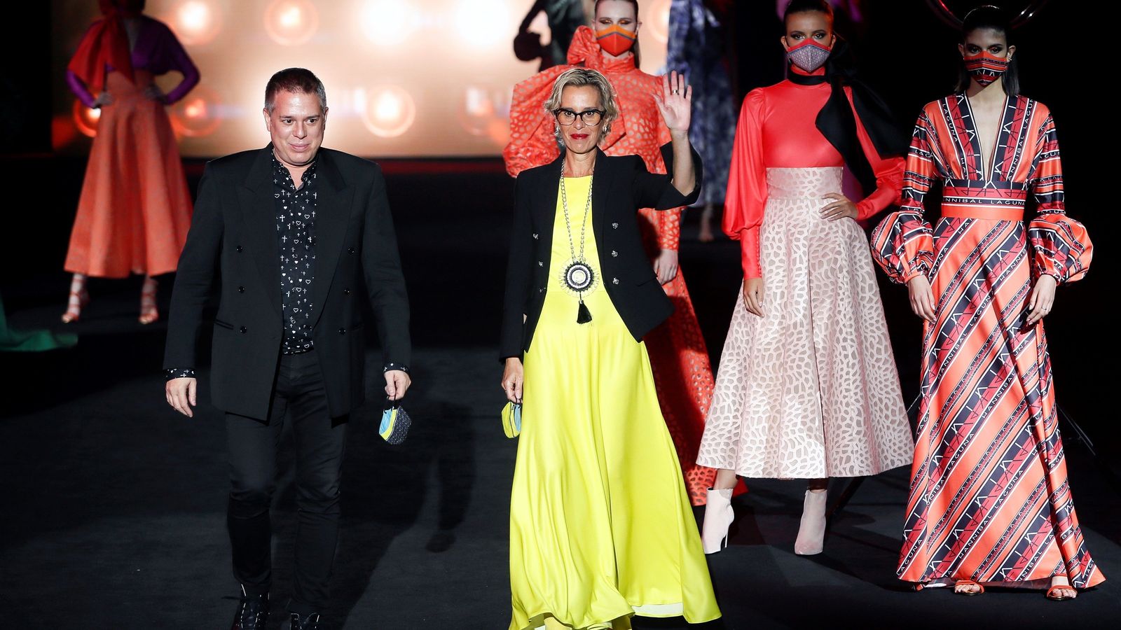 Los creativos de Hannibal Laguna saludan al final del desfile.