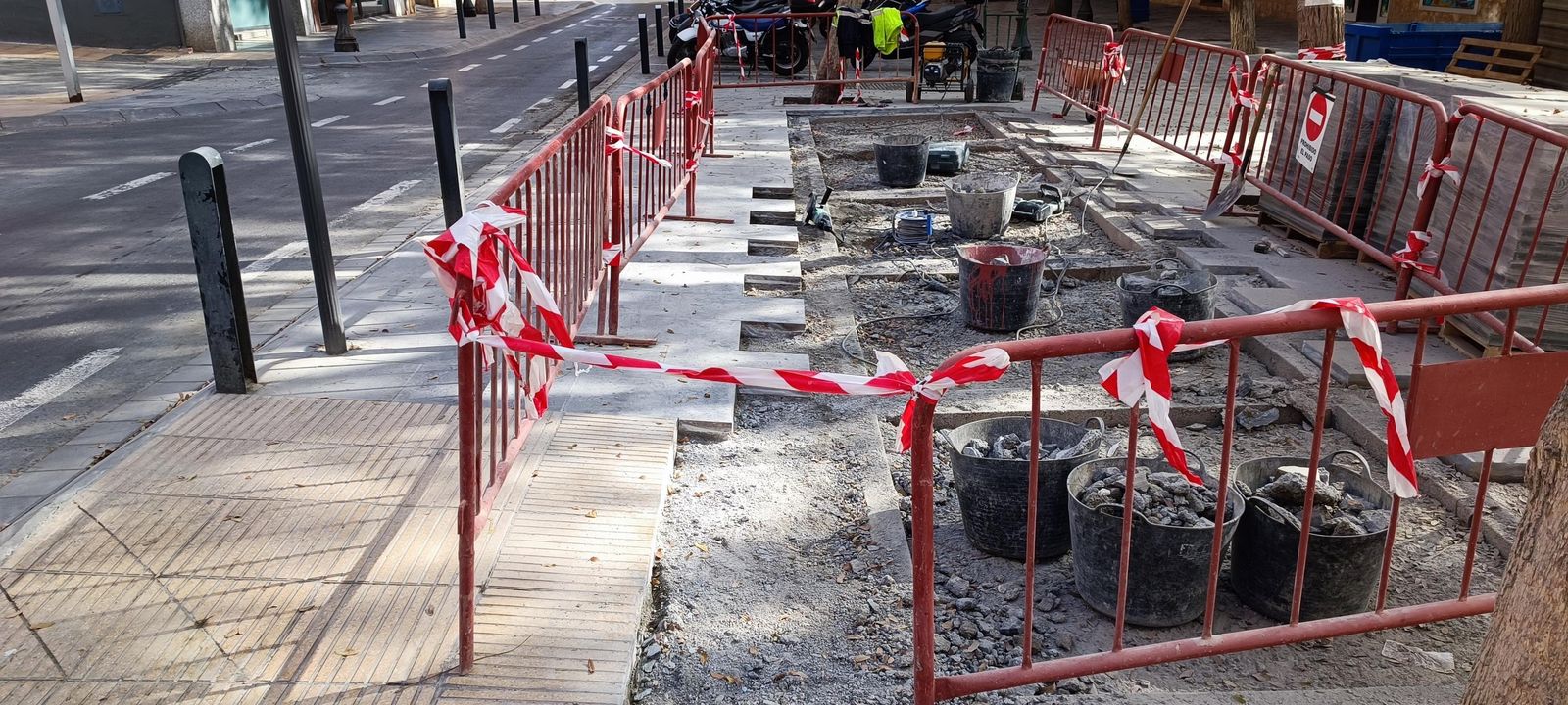 Sellado de las islas ecológicas en la plaza Marín.