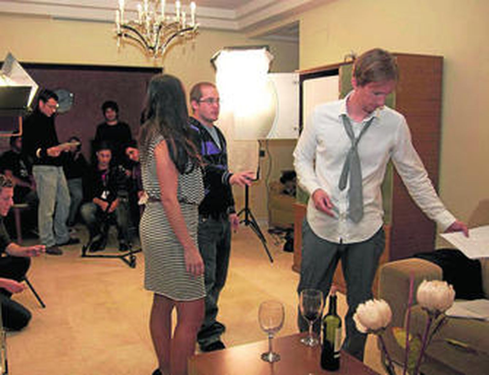 Pablo Otero (en el centro con gafas) da instrucciones a los actores en un momento del rodaje.