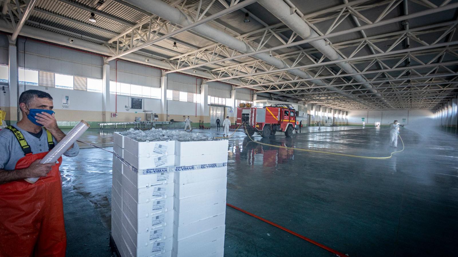 Imagen de la semana pasada, durante la desinfección de la lonja pesquera.