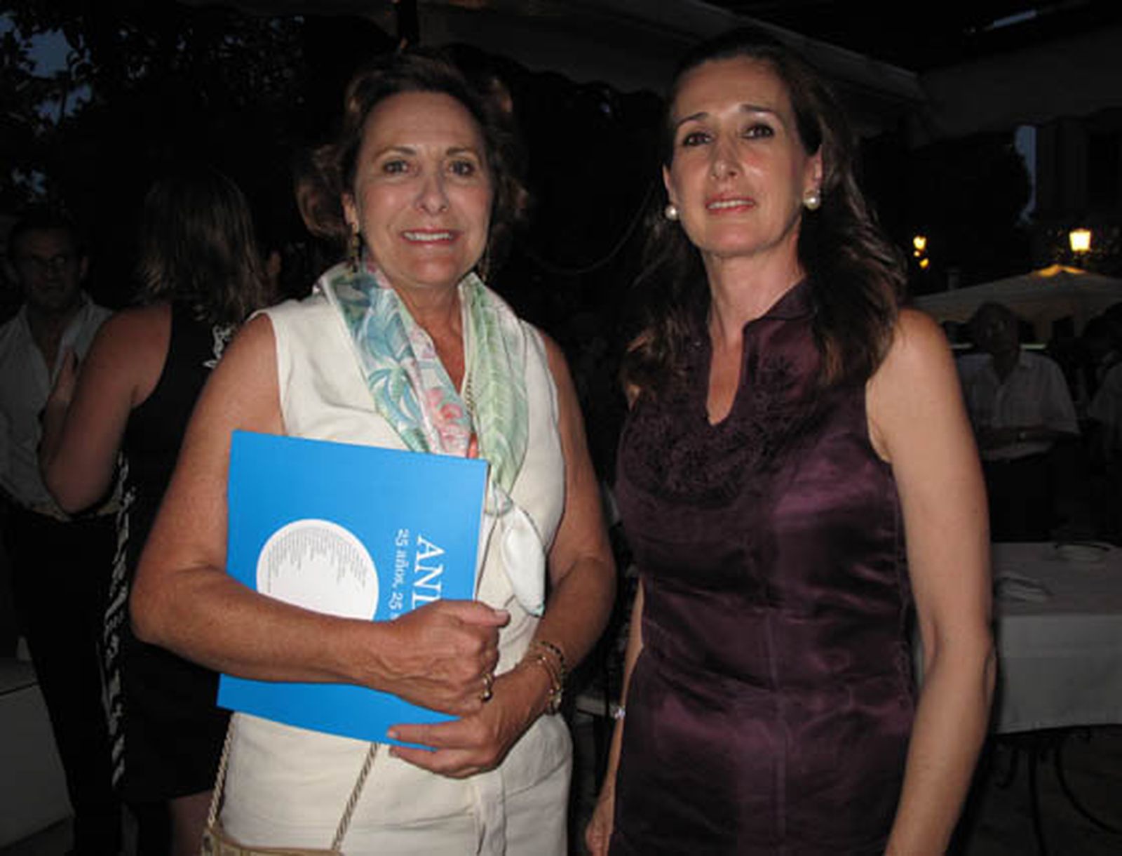 Cristina de Albóniga-Chindurza y Mercedes Díaz Zulategui, viuda de Rafael Álvarez Colunga.

Foto: Victoria Ramírez