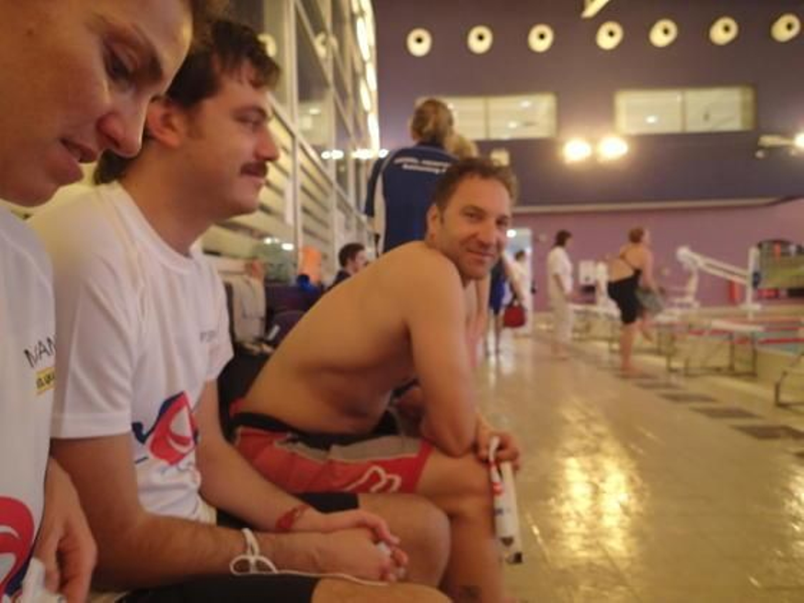 María Cano, Pablo Sendra y Francisco Lora, en la grada de la piscina.