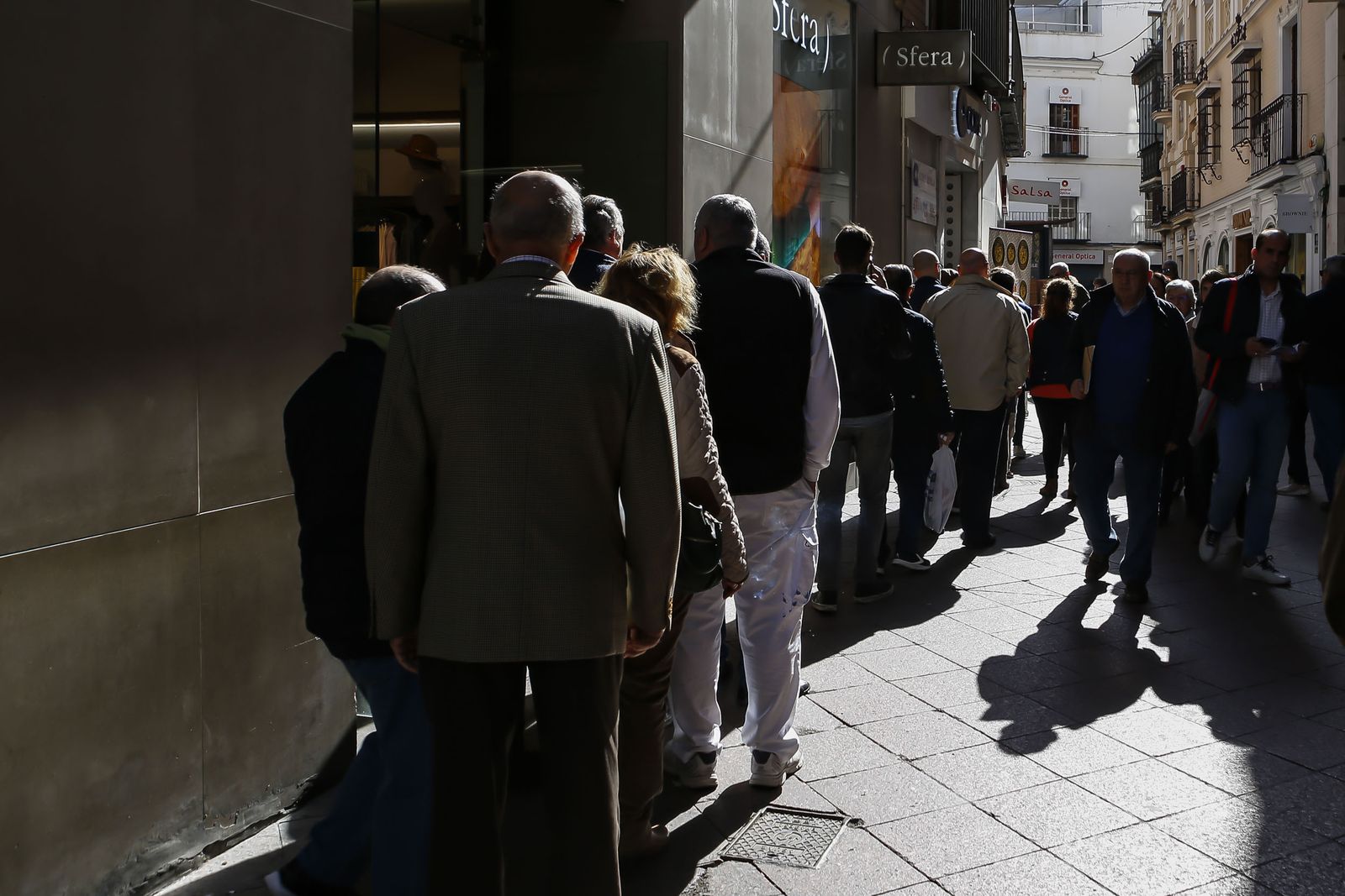 Colas en la emisora de Cope en la calle Rioja para recoger el programa de Semana Santa.