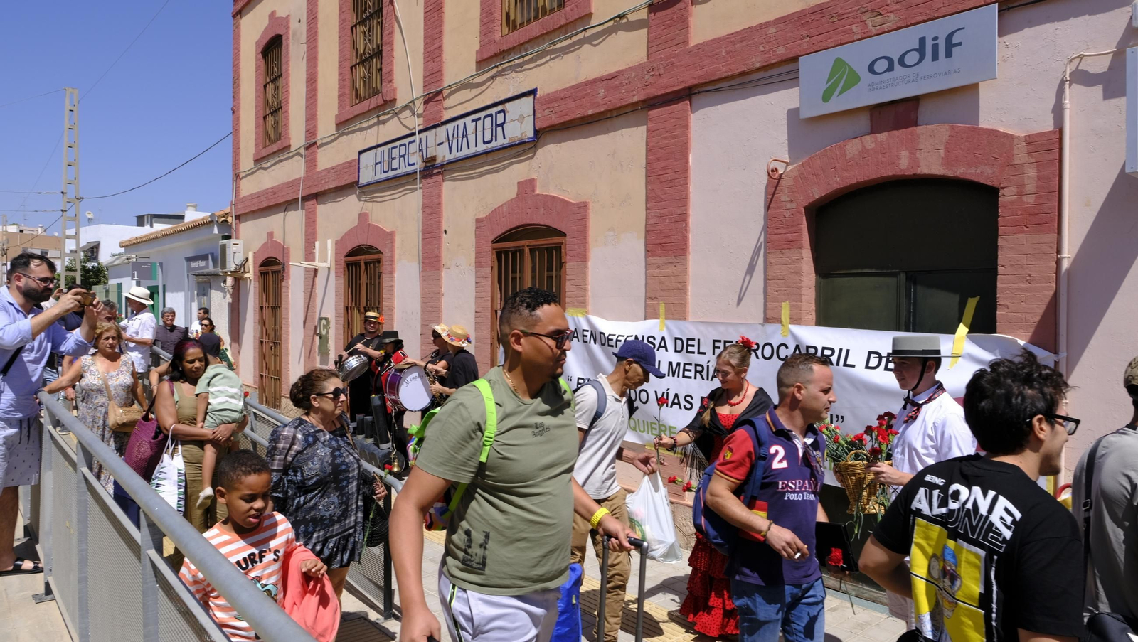 Claveles en defensa del tren en la provincia de Almería, en imágenes
