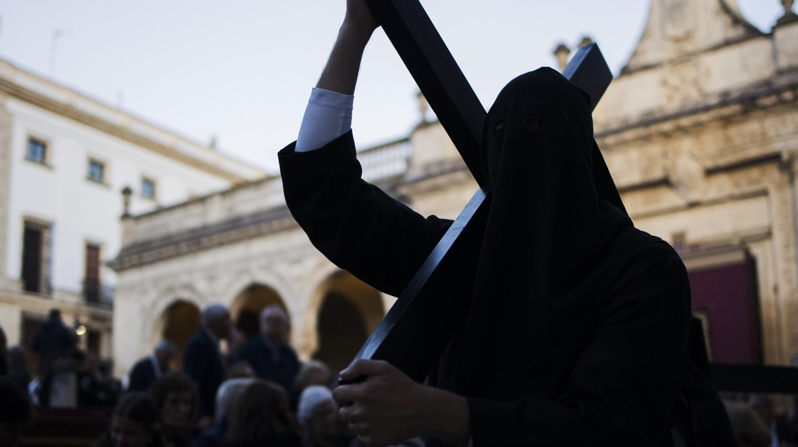 Imágenes de la Hermandad de La Vera-Cruz en el Jueves Santo de Jerez 2025