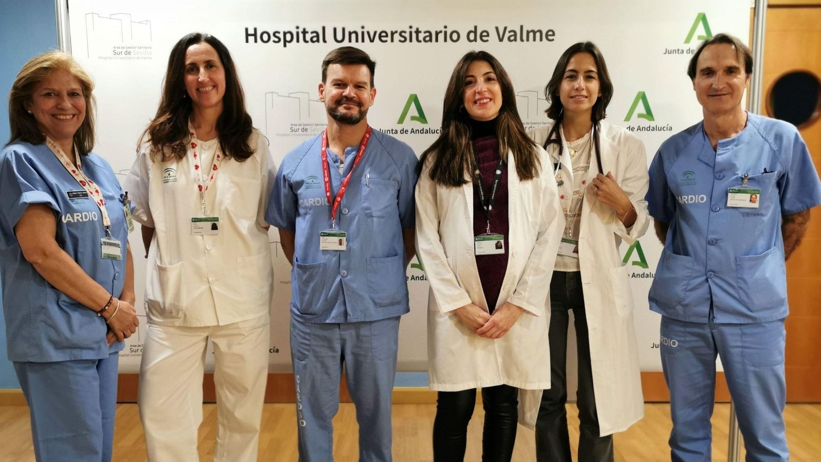 A la derecha el jefe del servicio de Cardiología, Francisco Javier Molano; Carmen Otte; la coordinadora de la Unidad de Insuficiencia Cardíaca, Irene Estrada; David Villagómez, la enfermera, Rosa Luque; y la supervisora de enfermería de Cardiología, Carmela Pedrosa.