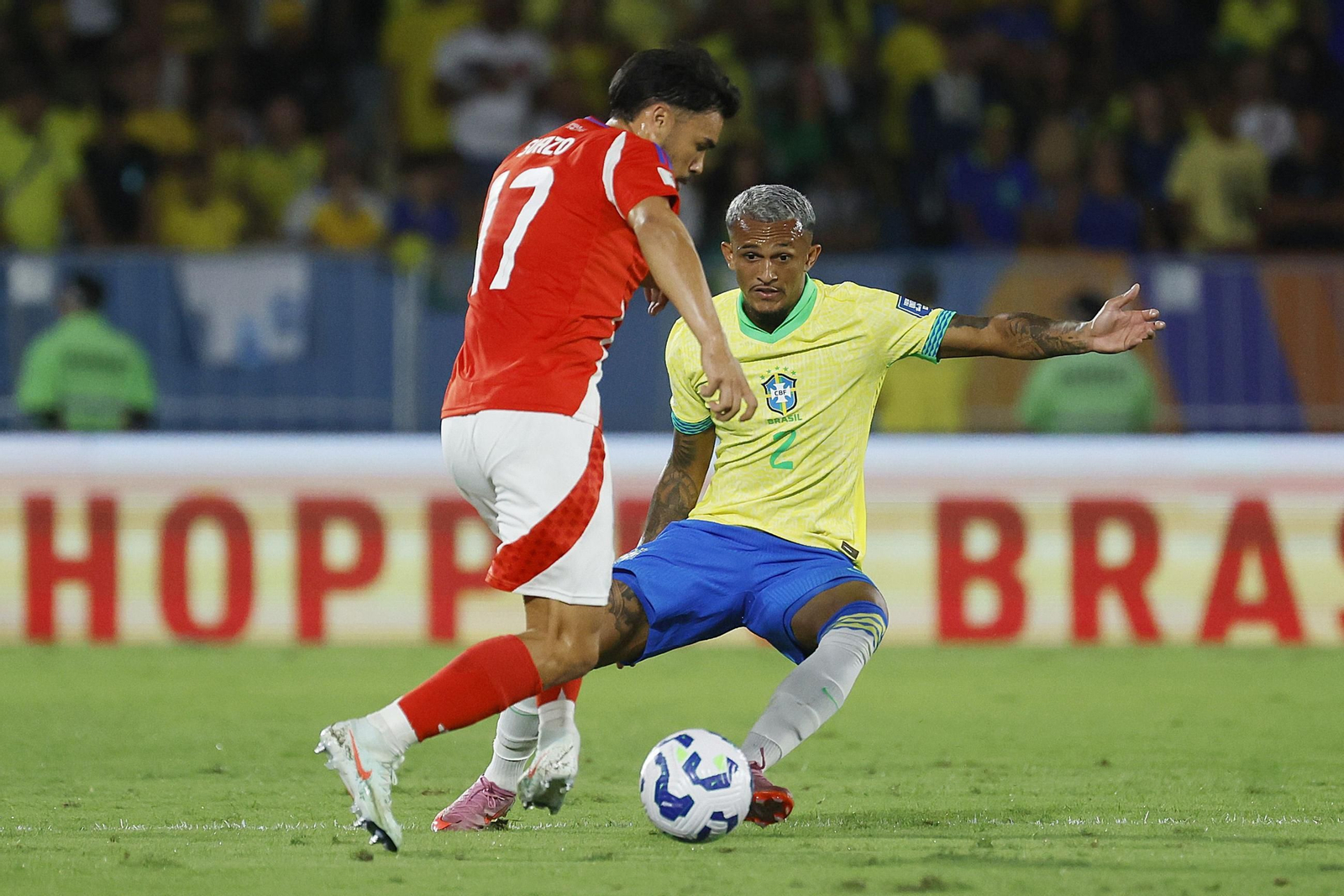 Suazo intenta irse de Wesley en el Brasil-Chile del pasado viernes.