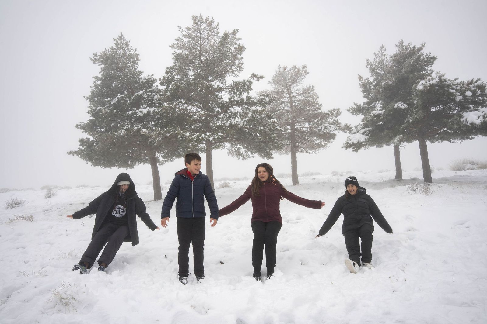 Las imágenes de la nieve y los juegos en familia en Calar Alto