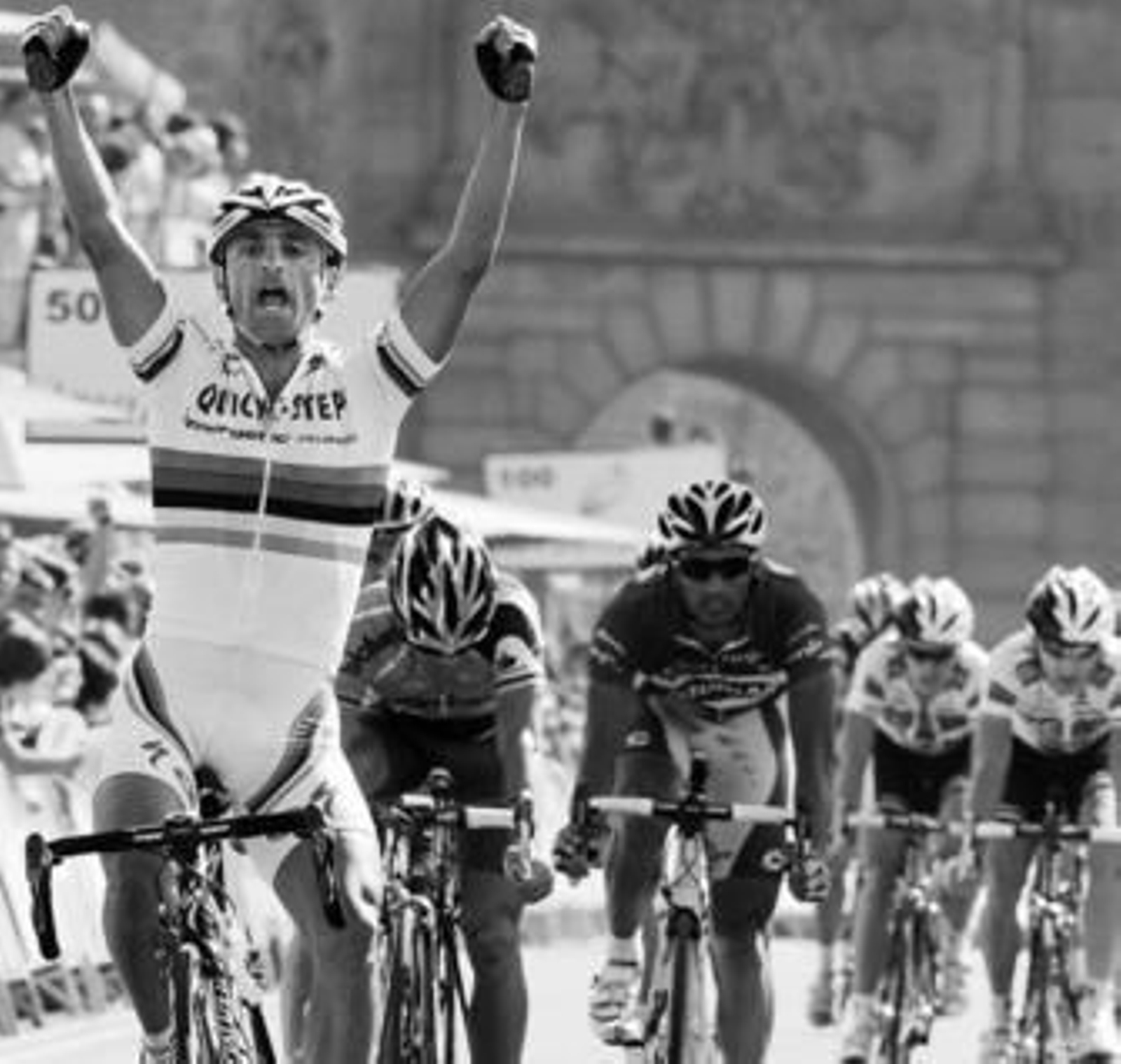 Bettini alza los brazos tras cruzar la meta de Toledo.