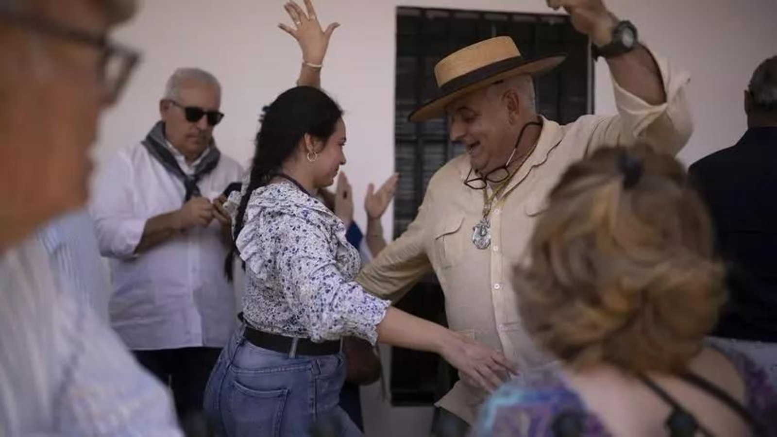 Una pareja baila por sevillanas en la aldea del Rocío.