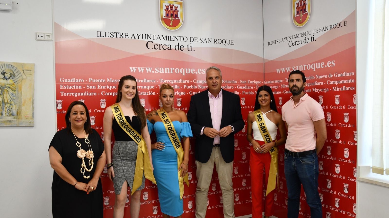 Las tres candidatas de San Roque, junto a la concejal María del Mar Collado,  el alcalde Ruiz Boix y el concejal David Ramos