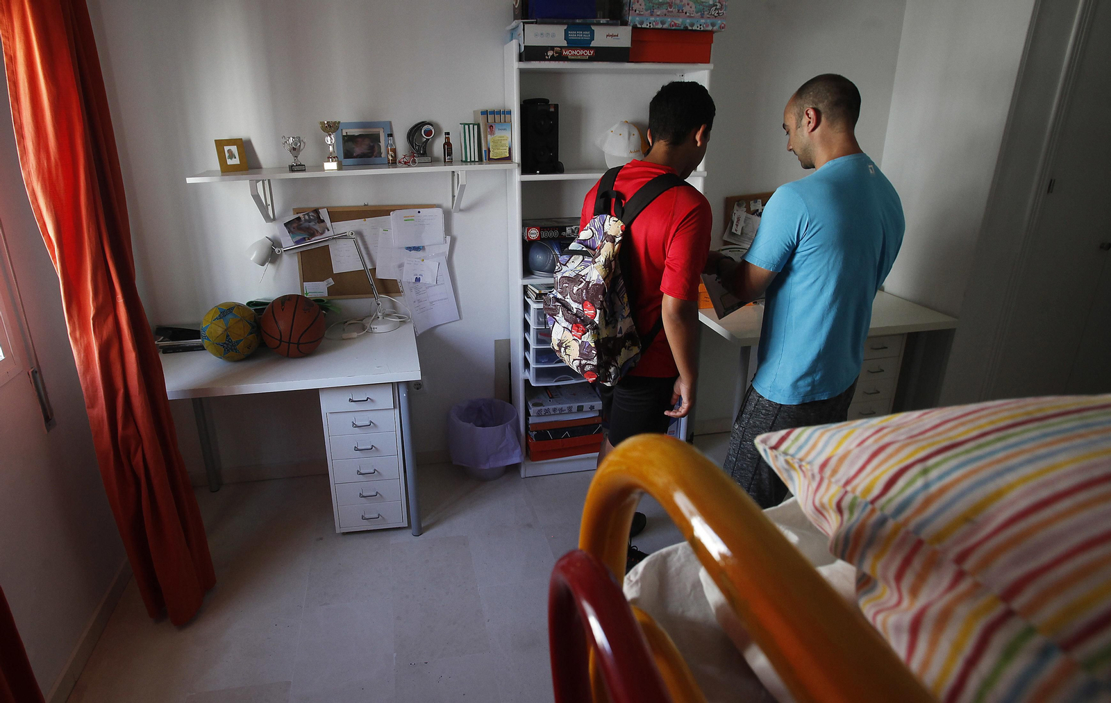 Un educador conversa con uno de los menores en una de las habitaciones del hogar de acogida. Un educador conversa con uno de los menores en una de las habitaciones del hogar de acogida.