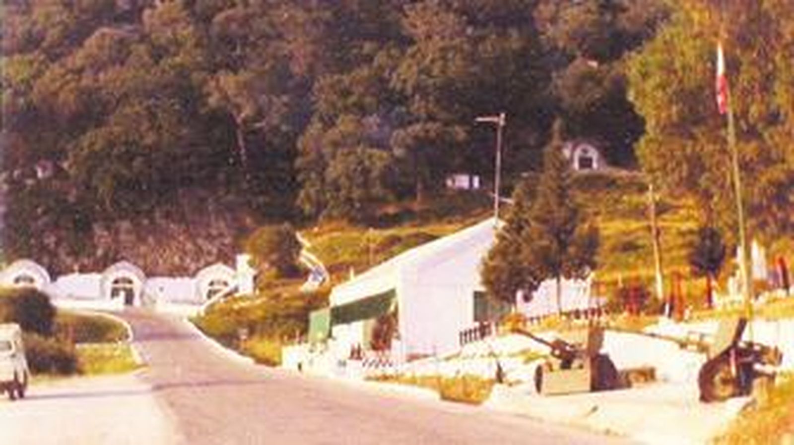 Imagen tomada en 1982 de las instalaciones del Destacamento del Kilómetro 84, con el almacen de armamento al fondo.