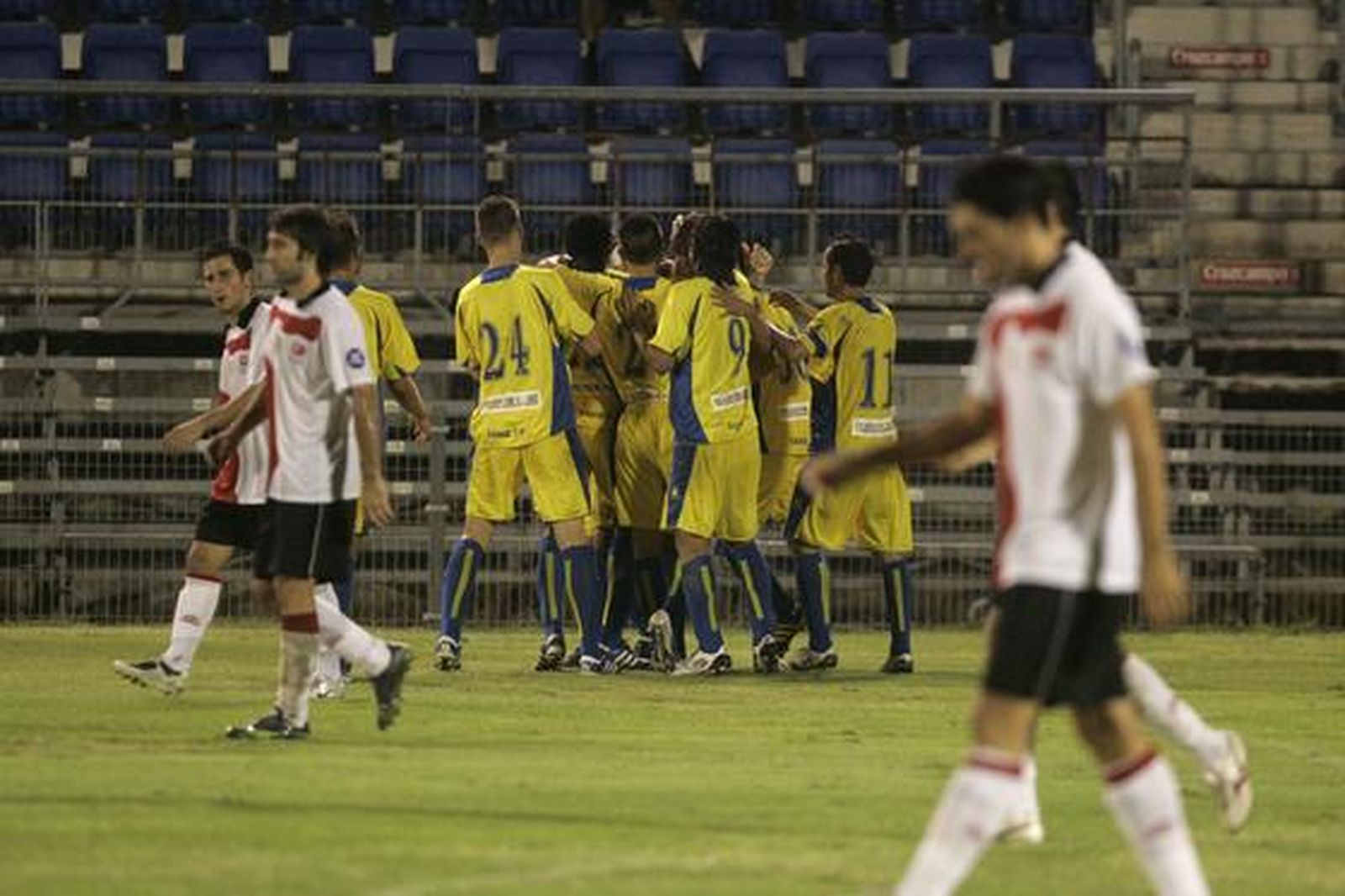 Los jugadores amarillos hacen piña tras el 3-1, de nuevo obra de Caballero. 

Foto: Jesus Marin
