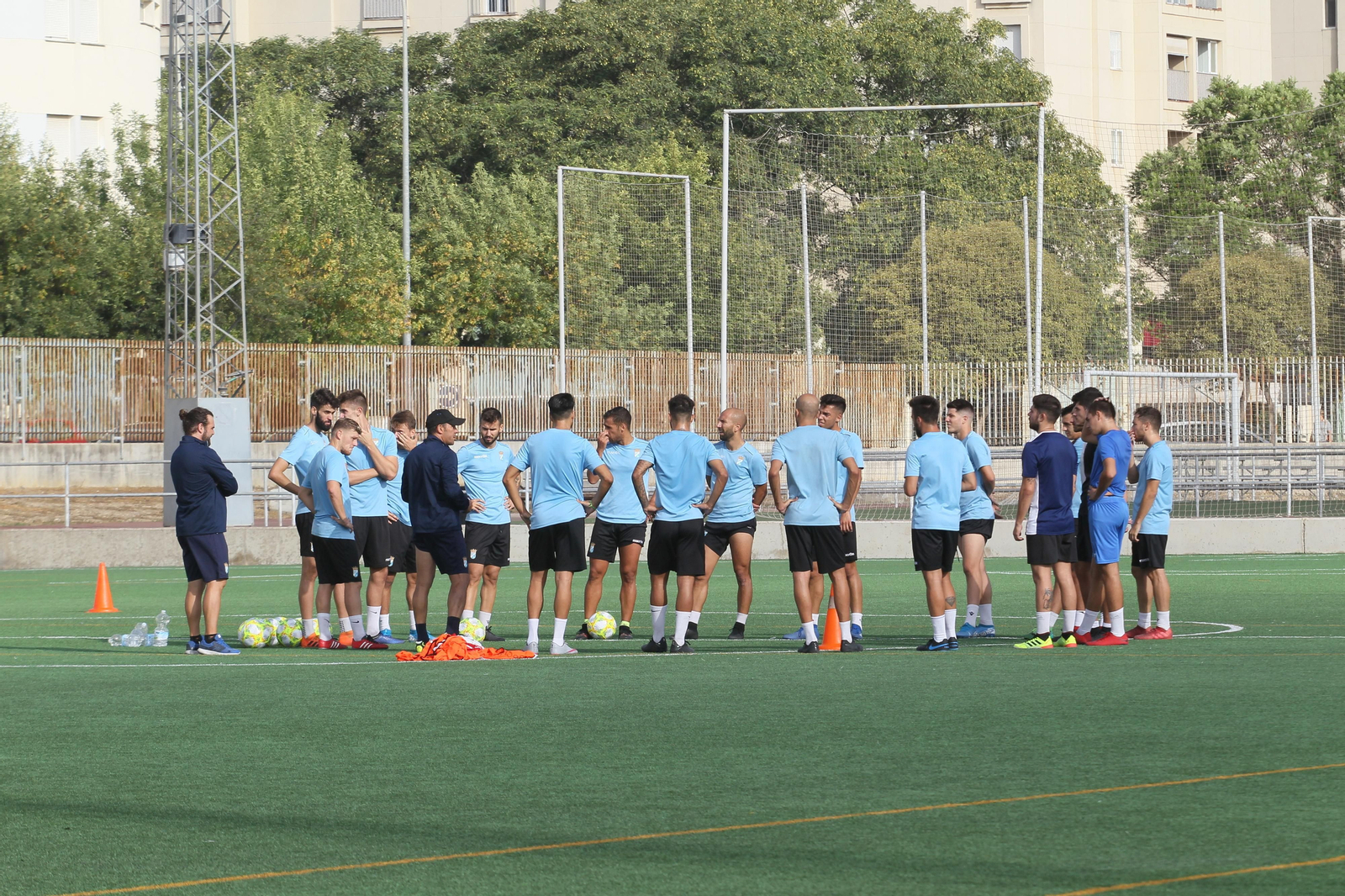 Juan Carlos Gómez, con la plantilla del Deportivo en un entrenamiento en La Granja.