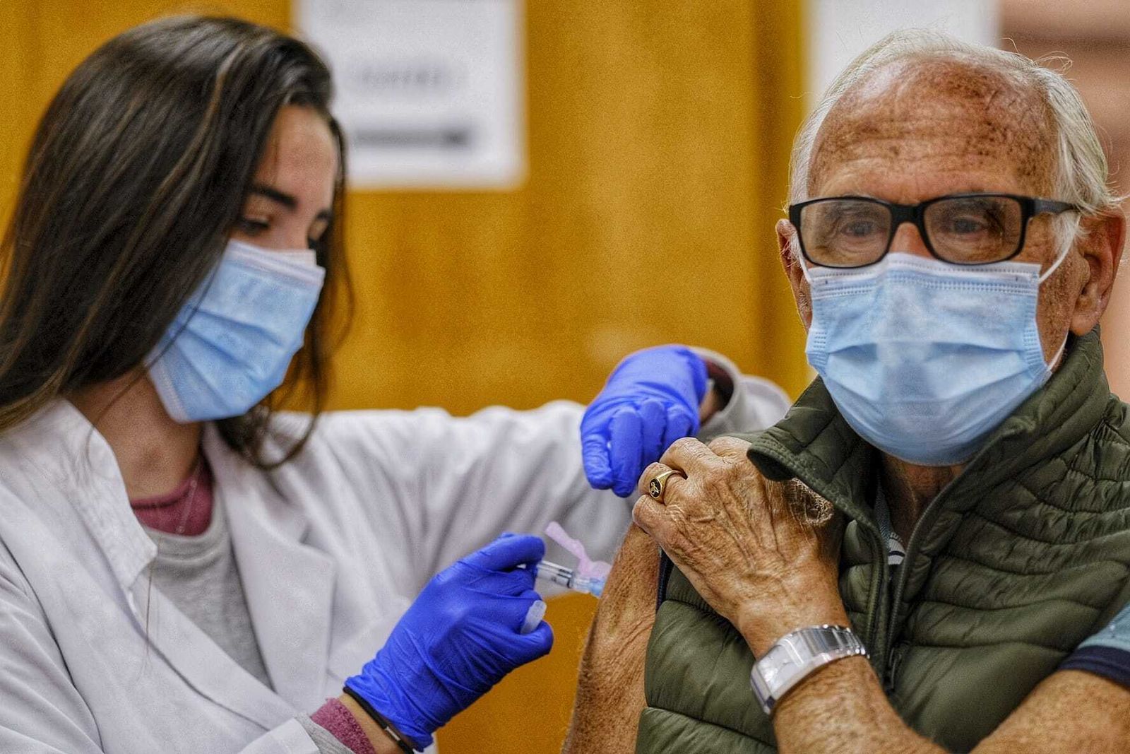 Una enfermera administra la vacuna de la gripe en Cádiz, en el primer día de la campaña de este año.