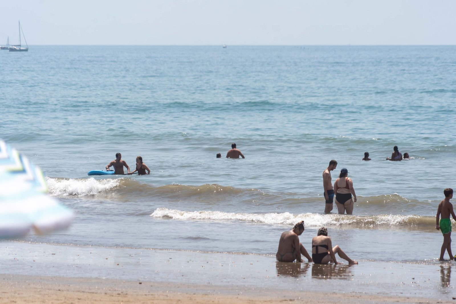 Imágenes de la mañana en las playas de Punta Umbría marcadas por la alerta roja