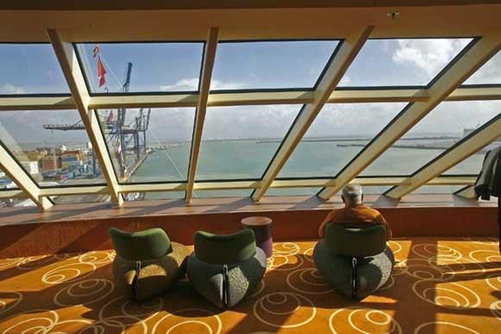 El 'Aidablu' es el primero de los 300 buques de este tipo que atracarán este año en el Puerto de Cádiz

Foto: Joaquin Pino