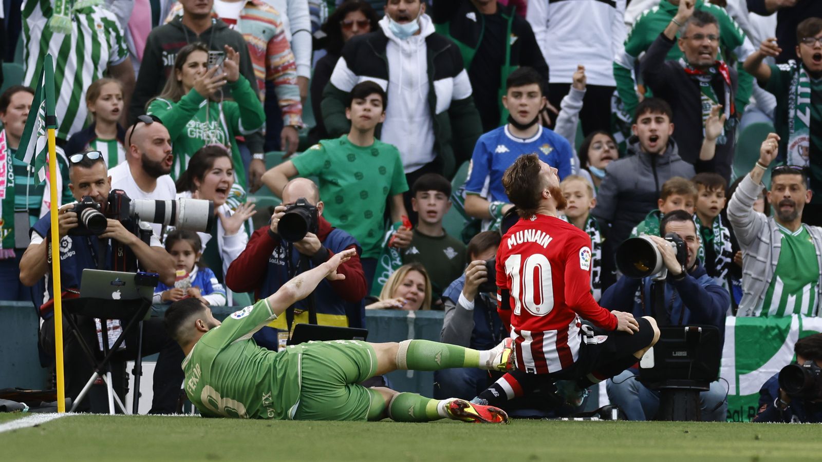 Fekir le suelta una patada a Muniain.