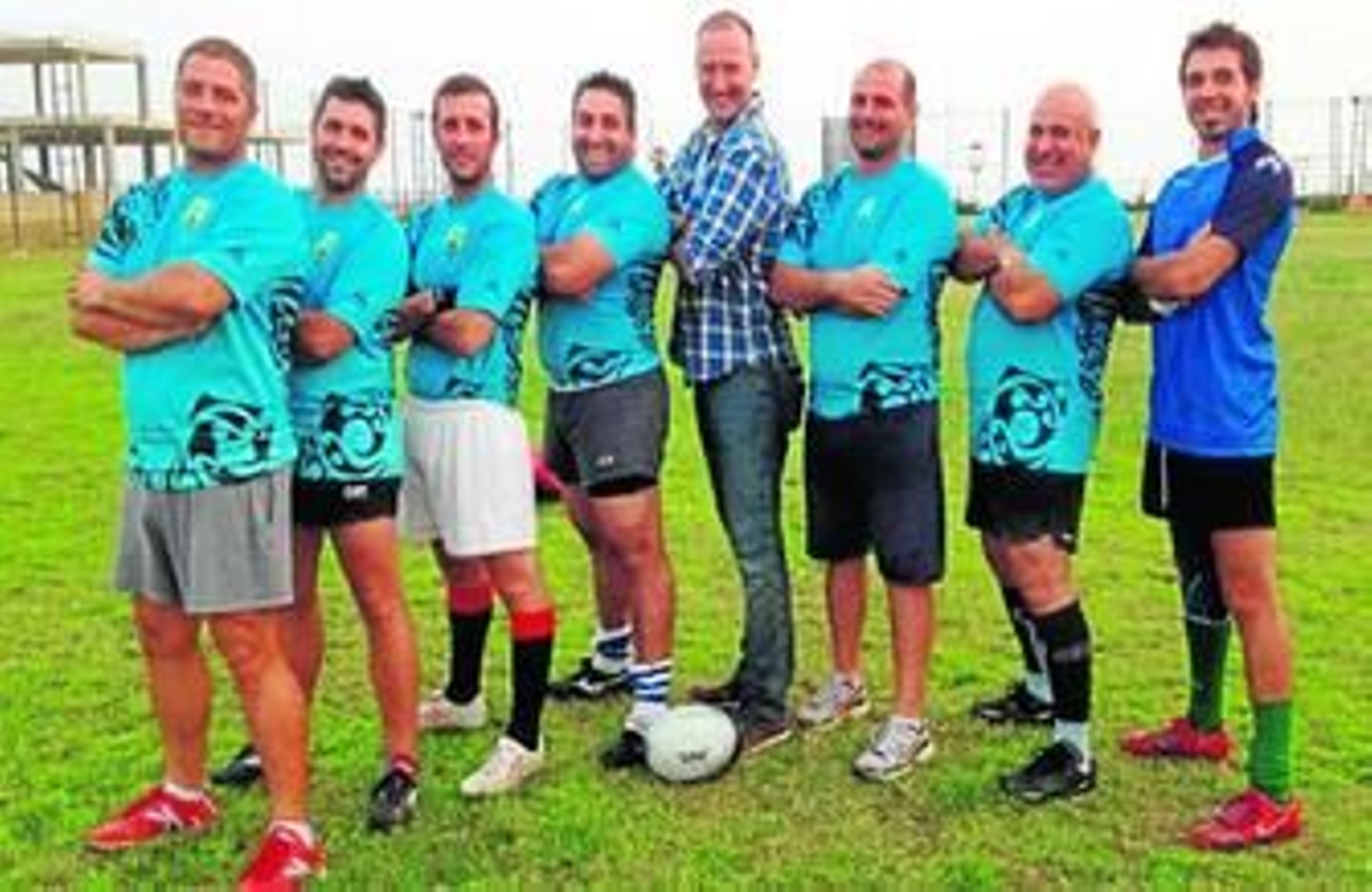 En el centro, el coach de Hermano Mayor, Pedro García Aguado, junto a miembros del equipo de Rugby de El Ejido en una de las terapias. En el centro, el coach de Hermano Mayor, Pedro García Aguado, junto a miembros del equipo de Rugby de El Ejido en una de las terapias.