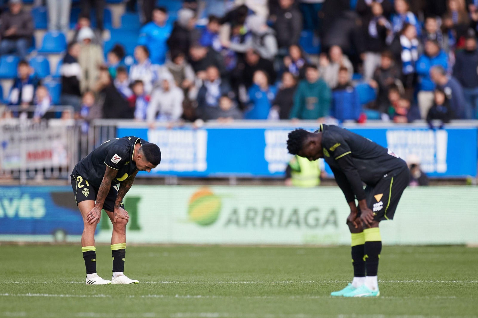 Chumi y Baba, alicaídos en Mendizorroza tras la derrota, simbolizan el pésimo momento