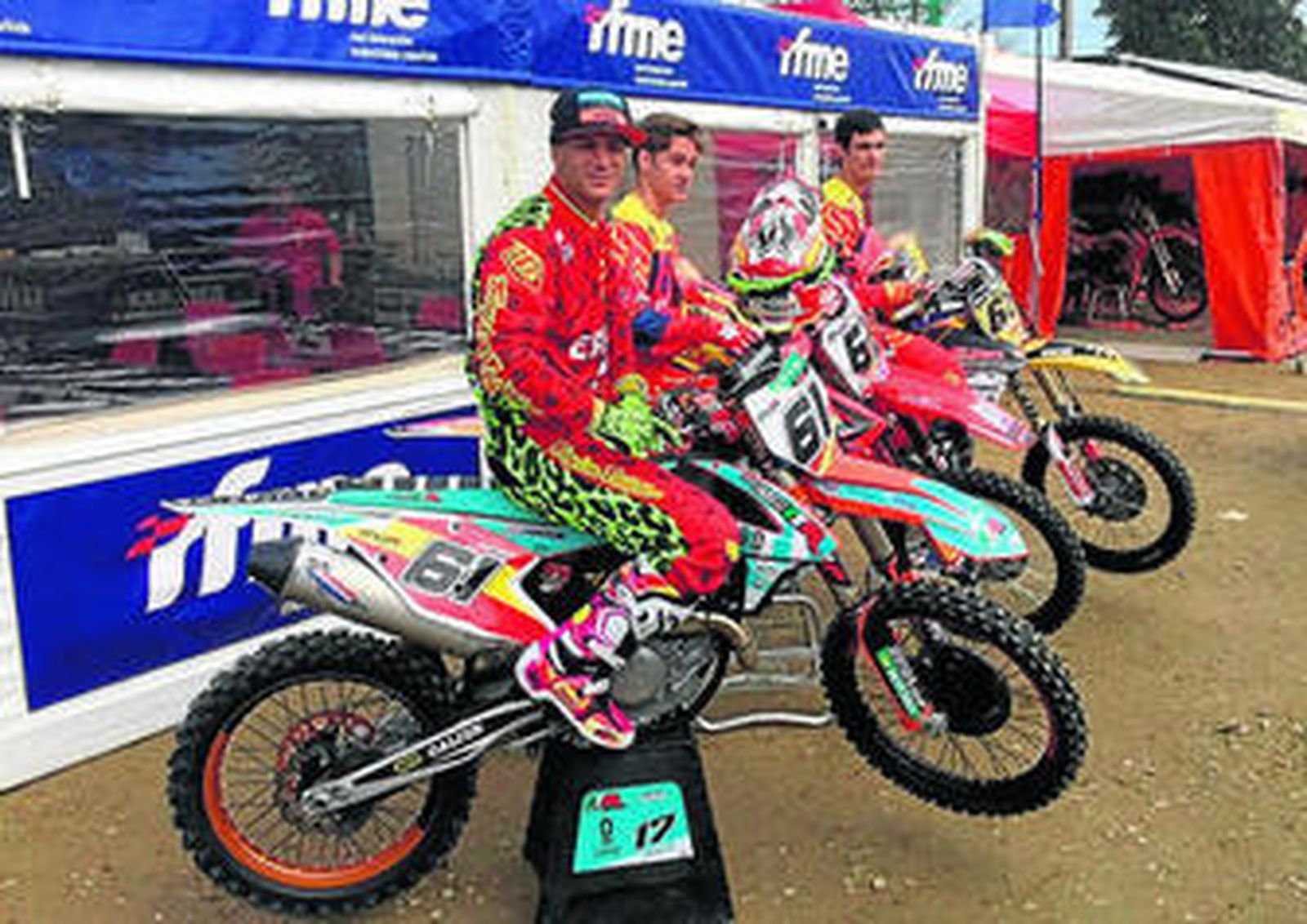 El chiclanero José Antonio Butrón, junto a Jorge Zaragoza y Ander Valentín.