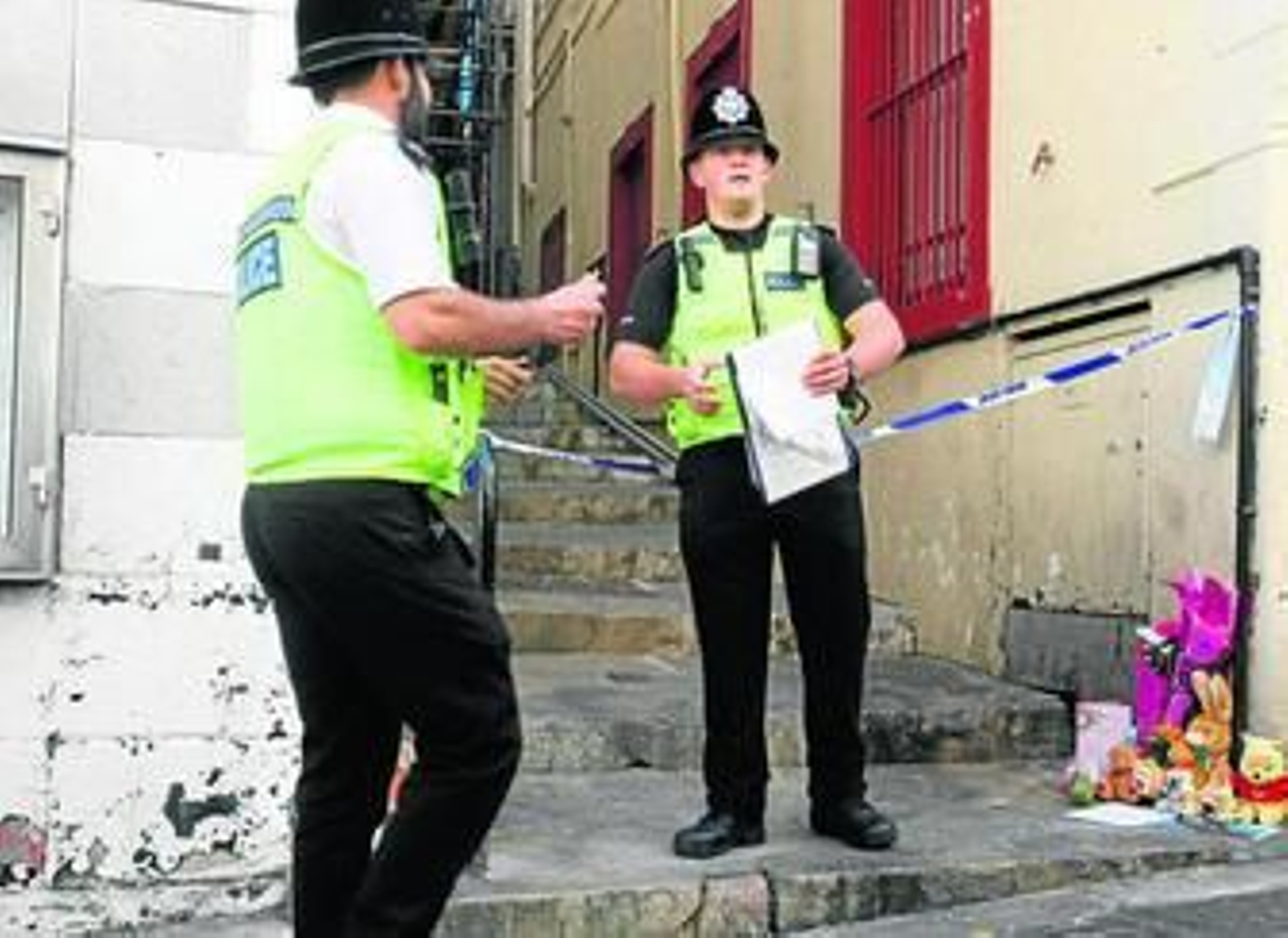 Dos policías custodian la entrada a Boschetti's steps donde tuvo lugar el hallazgo de los cuatro cadáveres.