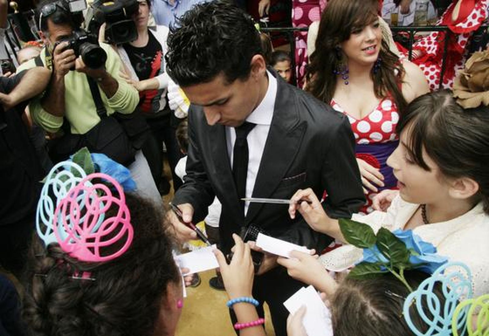 Navas firma autógrafos rodeada de varias jóvenes.

Foto: Victoria Hidalgo