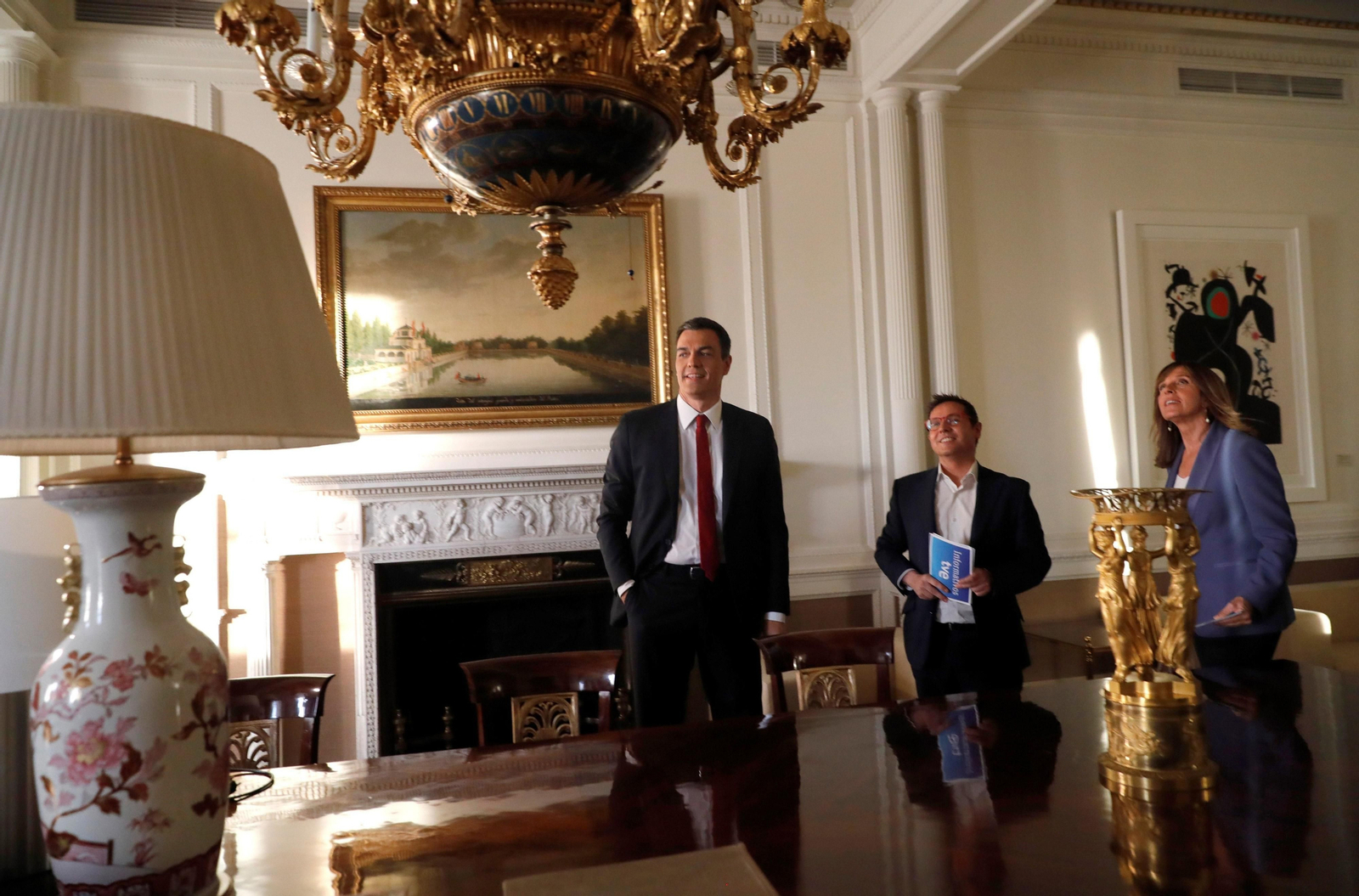 La primera entrevista de Pedro Sánchez como presidente, en imágenes