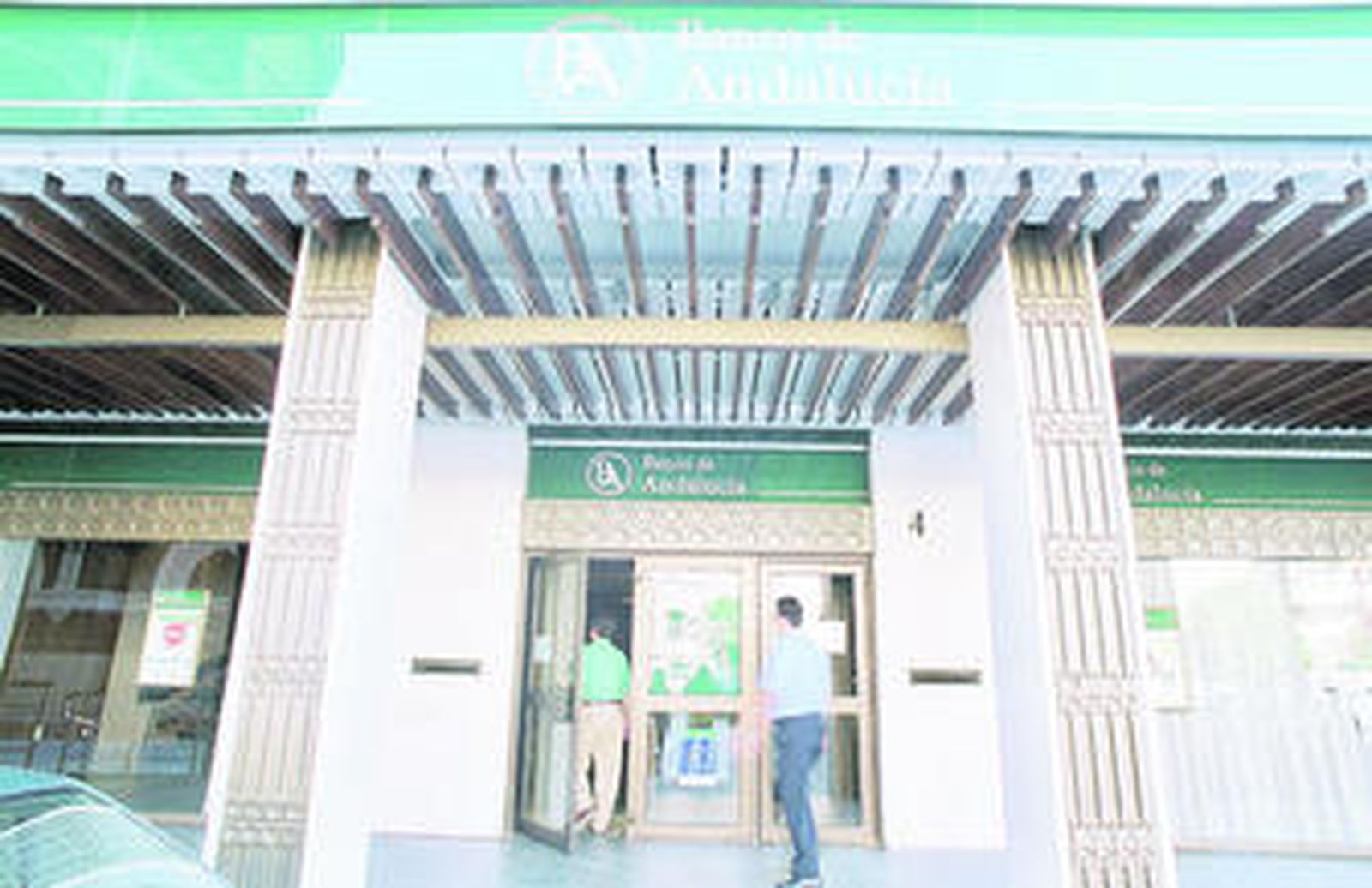 Fachada de una sucursal de Banco de Andalucía, en Sevilla.