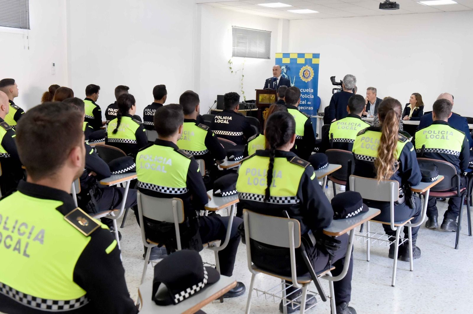 Las autoridades y los alumnos de la academia en el acto de clausura